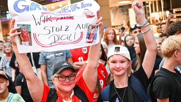 Die Gregoritsch-Fans Claudia (49) und Tochter Selina (13).