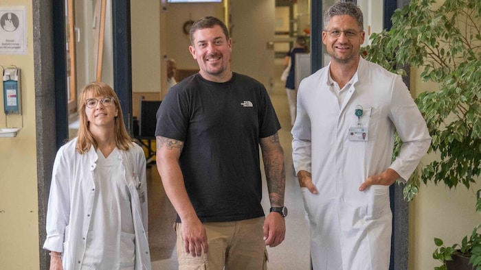 Der Patient Domenik Habian (Mitte) mit seinen Ärzten Jasmin Spiegelberg und Thomas Alber