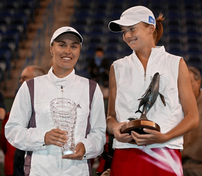 16. März 2002: Daniela Hantuchova (re.) hat soeben im Finale von Indian Wells Maritina Hingis ...