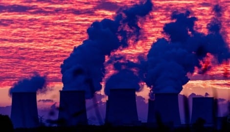 Das Kraftwerk Jänschwalde in Brandenburg wird mit Braunkohle betrieben. Hinter der ...