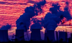 Das Kraftwerk Jänschwalde in Brandenburg wird mit Braunkohle betrieben. Hinter der ...