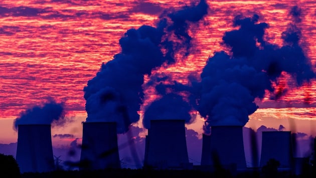 Das Kraftwerk Jänschwalde in Brandenburg wird mit Braunkohle betrieben. Hinter der ...