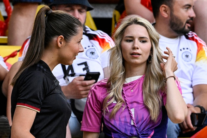 Manuel Neuers Frau Anika (re.), hier bei der Europameisterschaft 2024 in Deutschland.