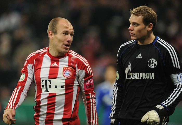 März 2011: Manuel Neuer duellert sich als Schalke-Goalie mit Bayerns Arjen Robben. Inzwischen ...