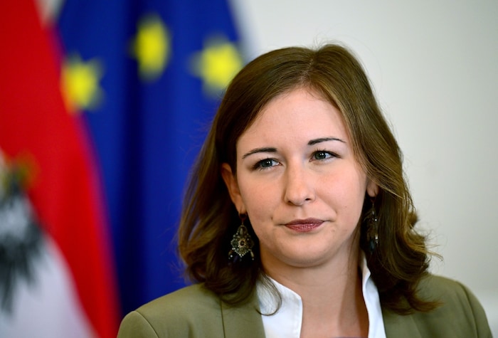 Ministerin Bauer legt sich mit der Glaubensgemeinschaft an.