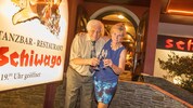 Der charismatische Chef Robert Fuchs und seine Tochter Birgit führen das legendäre Schiwago in ...