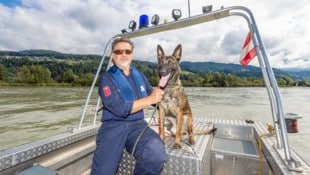 Der erfahrene Gruppeninspektor Manfred Schmied mit seiner Spürnase „Leni“ beim Training auf der ...