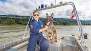 Der erfahrene Gruppeninspektor Manfred Schmied mit seiner Spürnase „Leni“ beim Training auf der ...