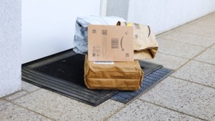 Wer Packerl vor der Haustür findet, freut sich darüber – weiß aber zumeist nicht, was im ...