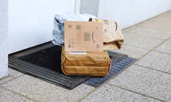 Wer Packerl vor der Haustür findet, freut sich darüber – weiß aber zumeist nicht, was im ...