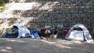 Zeltlager unter der Brücke, das nun entfernt worden ist. Es ist heuer nicht das erste gewesen.