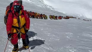 Lange Warteschlangen auf dem Weg zum Gipfel des Mount Everest