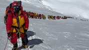 Lange Warteschlangen auf dem Weg zum Gipfel des Mount Everest