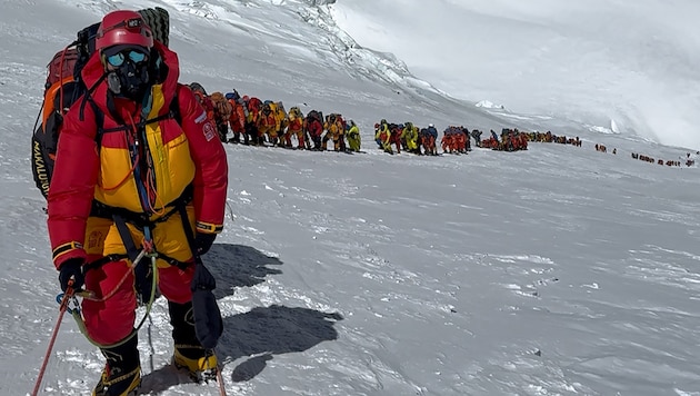 Lange Warteschlangen auf dem Weg zum Gipfel des Mount Everest