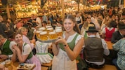 Kellnerin Maria hat alle Hände voll zu tun.