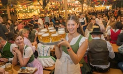 Kellnerin Maria hat alle Hände voll zu tun.