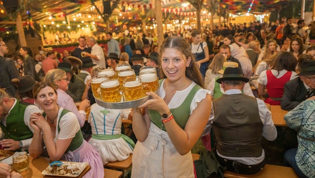 Kellnerin Maria hat alle Hände voll zu tun.