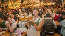Kellnerin Maria hat alle Hände voll zu tun.