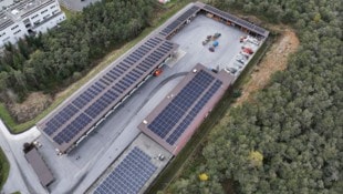 Fokus Erneuerbare Energie: PV auf Parkplatz der Autobahnmeisterei Haiming.