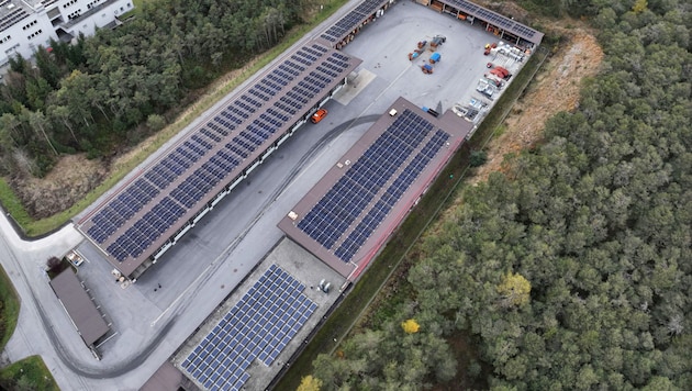 Fokus Erneuerbare Energie: PV auf Parkplatz der Autobahnmeisterei Haiming.