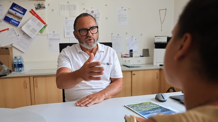 Der Direktor will allein wegen der guten Zusammenarbeit keinen verlieren.