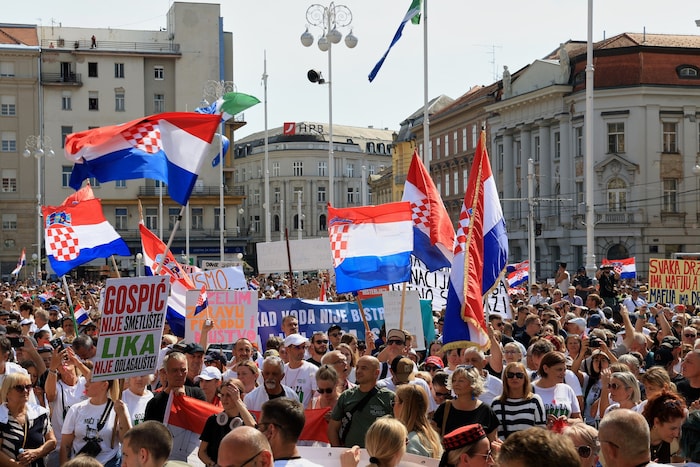 Ausnahmezustand in Zagreb: Zehntausende forderten die Regierung zu einem schnelleren Handeln bei ...