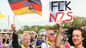 Wahlplakate an allen Ecken Magdeburgs, davor AfD-Fans - und das genaue Gegenteil davon. ...