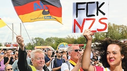 Wahlplakate an allen Ecken Magdeburgs, davor AfD-Fans - und das genaue Gegenteil davon. ...