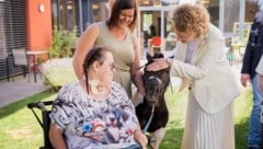 Pony „Enjoy“ mit Bewohnerin Johanna Siebenhandl, Pflegeassistentin Jennifer Zöchinger und ...