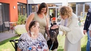 Pony „Enjoy“ mit Bewohnerin Johanna Siebenhandl, Pflegeassistentin Jennifer Zöchinger und ...