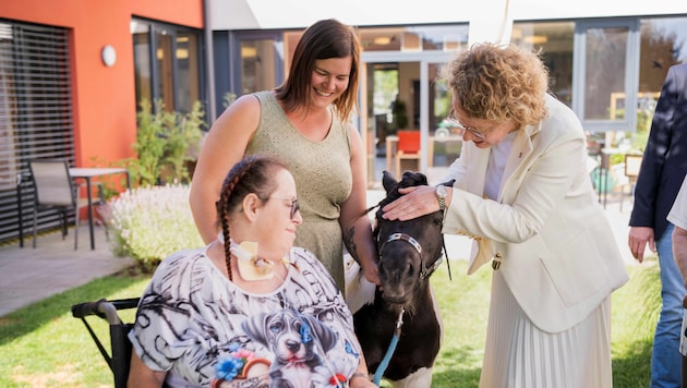 Pony „Enjoy“ mit Bewohnerin Johanna Siebenhandl, Pflegeassistentin Jennifer Zöchinger und ...