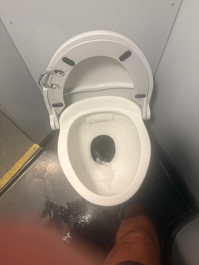 Eines der alten Zug-Klos der Franz-Josefs-Bahn, wo alles direkt auf den Gleisen landet.