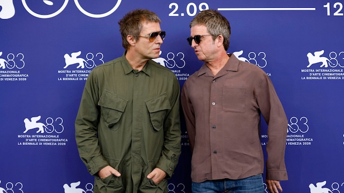 Beim Fototermin vor der blauen Wand mit dem Logo der Festspiele zeigten sich die Oasis-Brüder ...