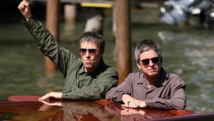 Im Wassertaxi und später beim sogenannten Photocall ließen sie sich ablichten, die ...