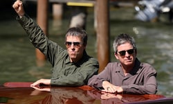 Im Wassertaxi und später beim sogenannten Photocall ließen sie sich ablichten, die ...