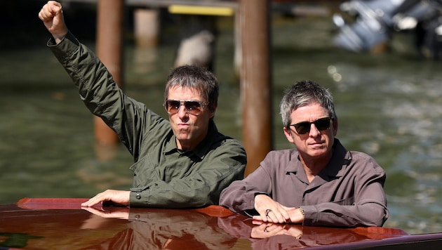 Im Wassertaxi und später beim sogenannten Photocall ließen sie sich ablichten, die ...