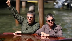 Im Wassertaxi und später beim sogenannten Photocall ließen sie sich ablichten, die ...