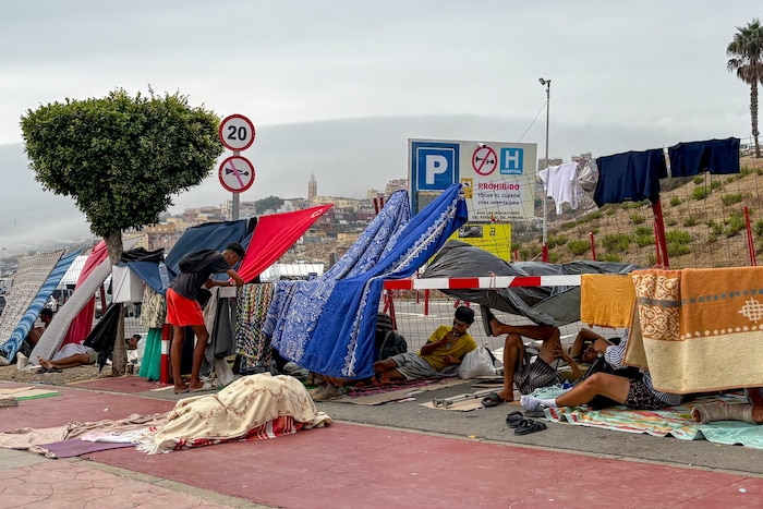 Migranten in selbstgebastelten Behausungen in Ceuta
