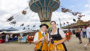 Angelika (li.) und Stefanie von der Schlosskapelle Neuhaus genießen das Volksfest in Bleiburg. ...