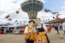 Angelika (li.) und Stefanie von der Schlosskapelle Neuhaus genießen das Volksfest in Bleiburg. ...