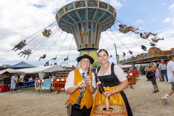 Angelika (li.) und Stefanie von der Schlosskapelle Neuhaus genießen das Volksfest. Viele ...