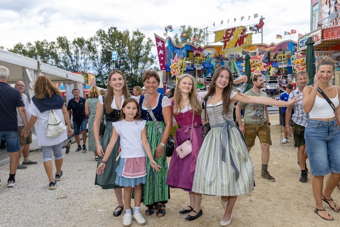 Trachtig am Wiesenmarkt – das ist Pflicht. Ob Kinder, Eltern oder Großeltern – alle schmeißen ...
