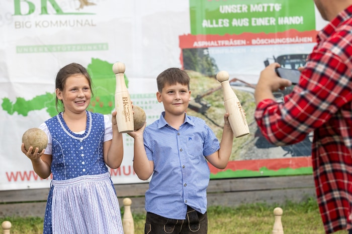 Viel zu tun haben die Geschwister David und Valentina. Die beiden sorgen beim traditionellen ...