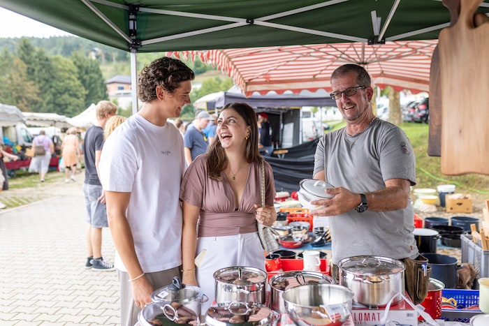 „G’schirr und G’scherr“: Manuel und Nina schauen sich am Stand vom Geschirrhandel Wieland aus ...