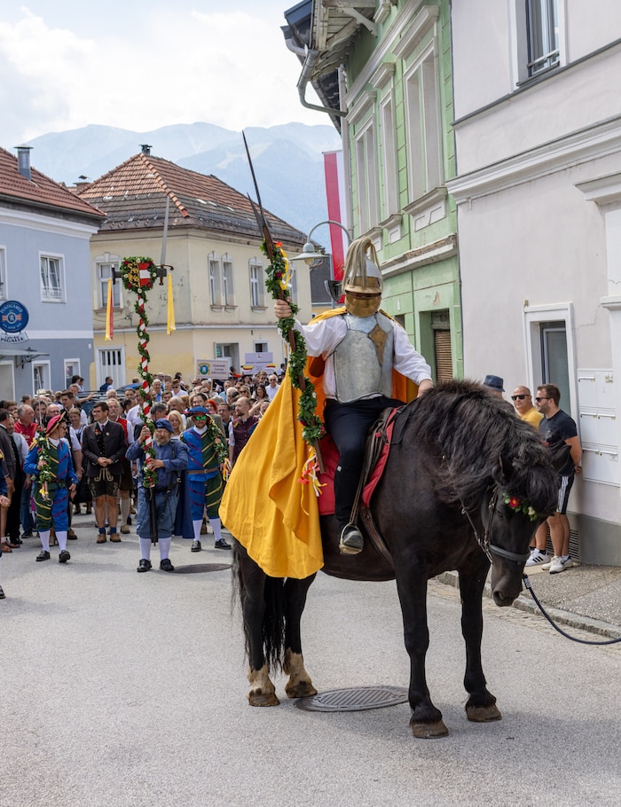 Ritter Klaus Tschaitschmann führte den Traditionsumzug an.