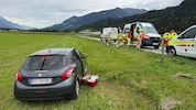 Das Auto der Frau landete in der angrenzenden Wiese.