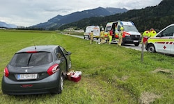 Das Auto der Frau landete in der angrenzenden Wiese.