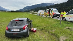 Das Auto der Frau landete in der angrenzenden Wiese.
