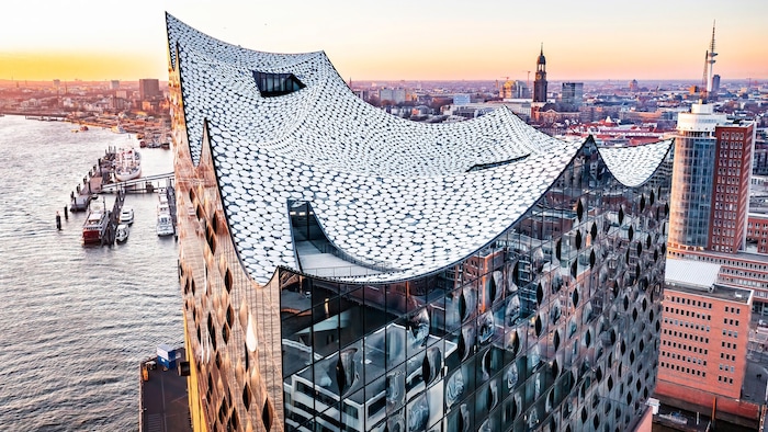 Wie ein Segel im Wind – das Dach der Elbphilharmonie.