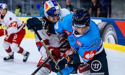 Salzburgs Peter Hochkofler im Zweikampf mit Liberec-Verteidiger Radim Simek.